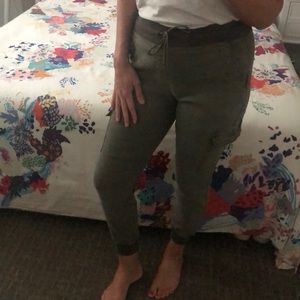 Level 99 Erin linen joggers size XS in olive green NWOT washed but never worn.